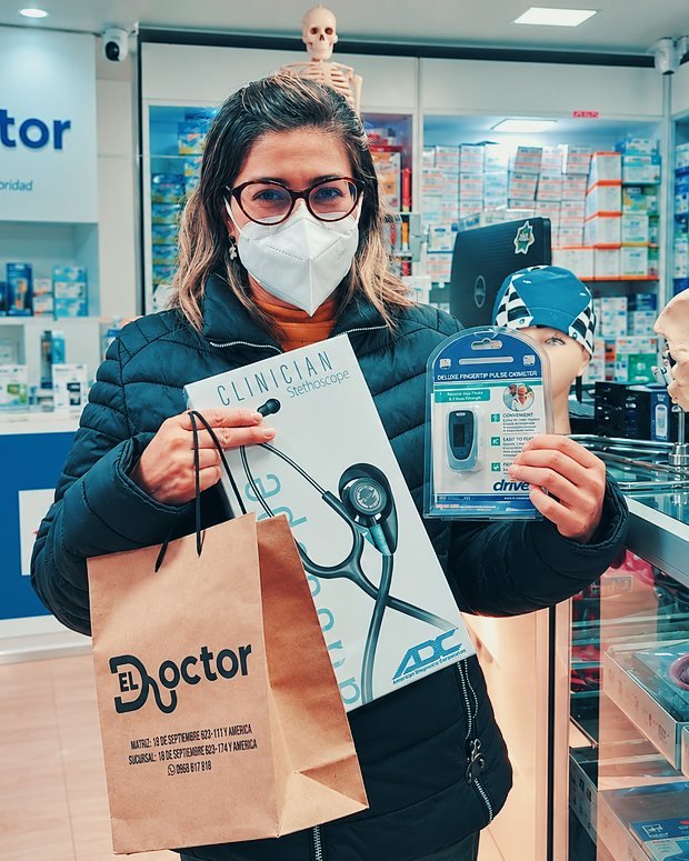 Una clienta con su estetoscopio y su oxímetro recién comprados, en el local de El Doctor