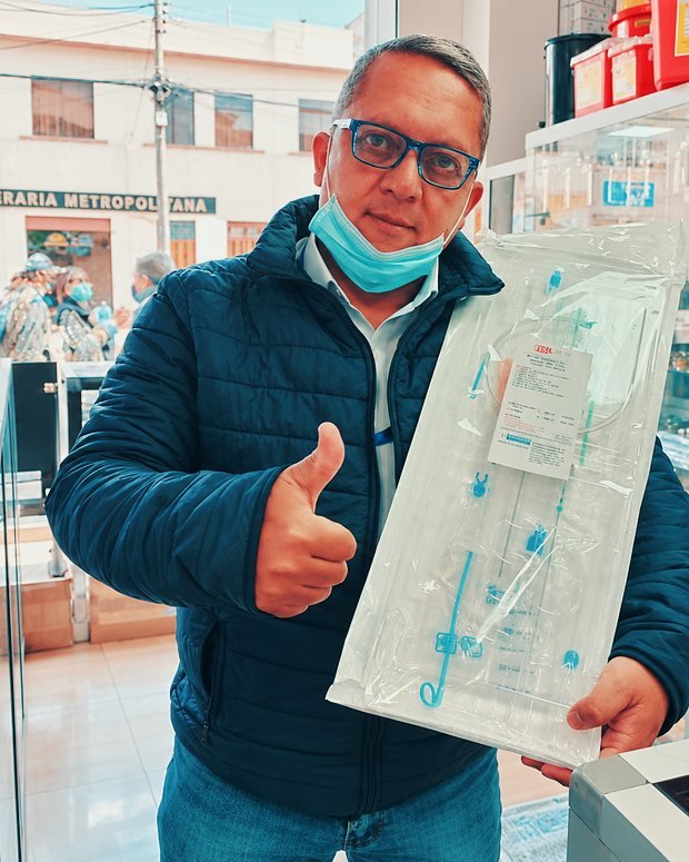 Un cliente con el kit que acaba de comprar, en el mostrador